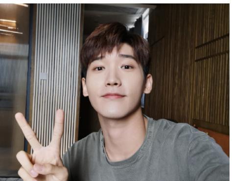 邢昭林未免太自信了,放大镜贴脸上自拍,这皮肤状态确定22岁?