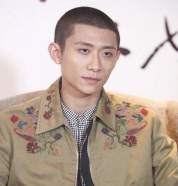 论张一山发型的各种样式,这次的发型更受粉丝喜爱