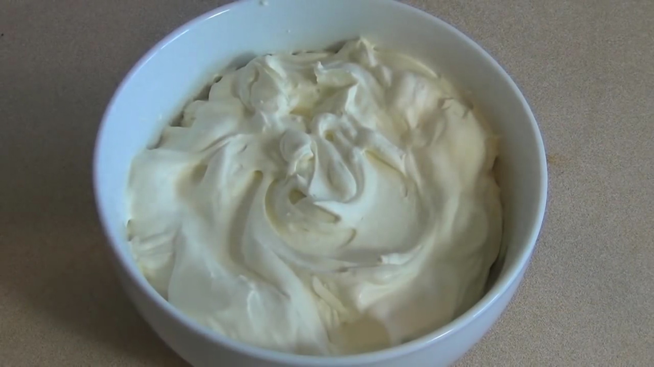 简单三步用牛奶做打发奶油，省事省钱还不快学