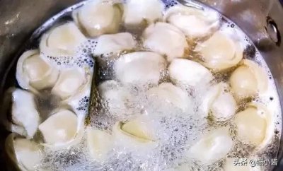 ​煮冻饺子时，开水下锅