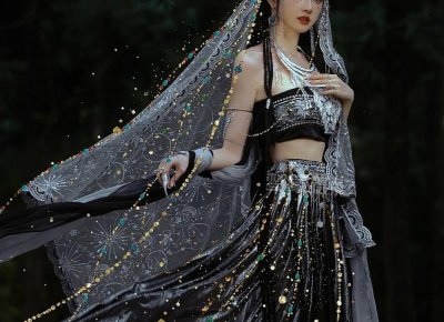 ​桃花朵朵盛开在面前，