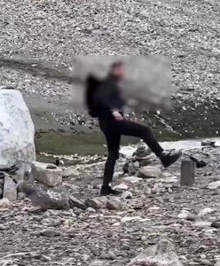 ​外籍男子在珠穆朗玛峰踢倒“玛尼堆”引众怒！文化尊严何在？