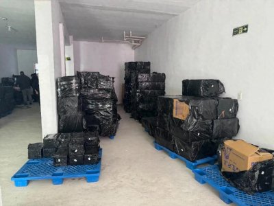 ​郑某在家中突然被抓！