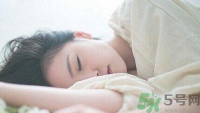 ​睡瓷砖上有什么坏处?睡