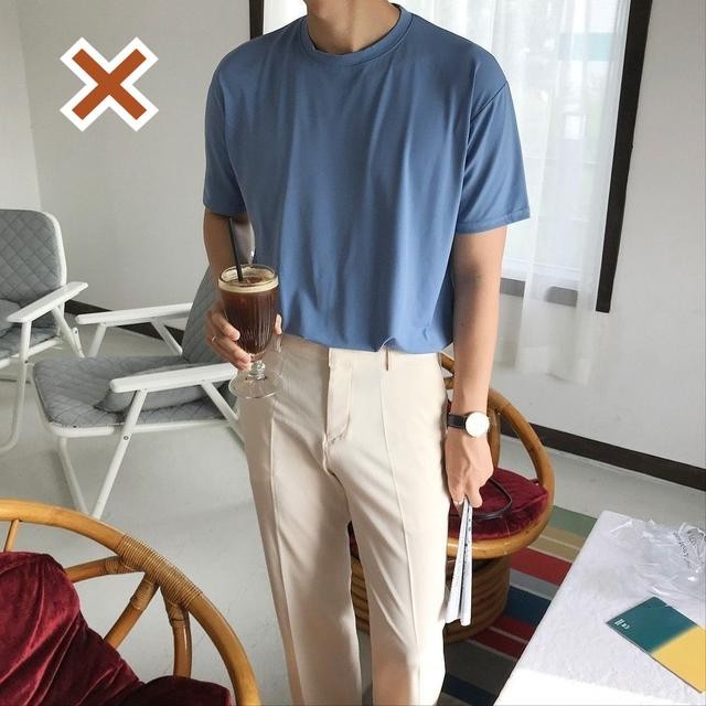 藏蓝色t恤穿搭（今夏超火的藏蓝色T恤）(2)