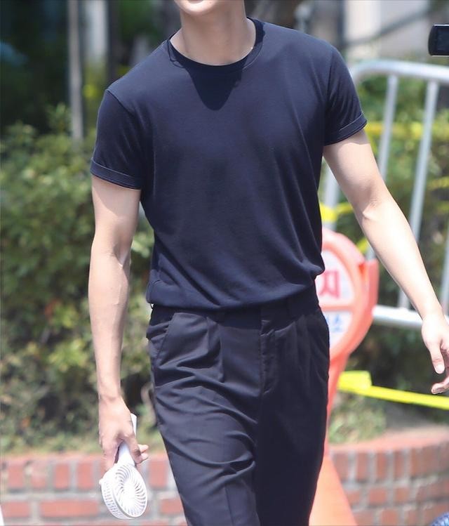 藏蓝色t恤穿搭（今夏超火的藏蓝色T恤）(1)