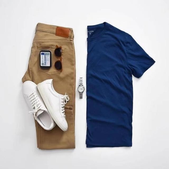 藏蓝色t恤穿搭（今夏超火的藏蓝色T恤）(5)