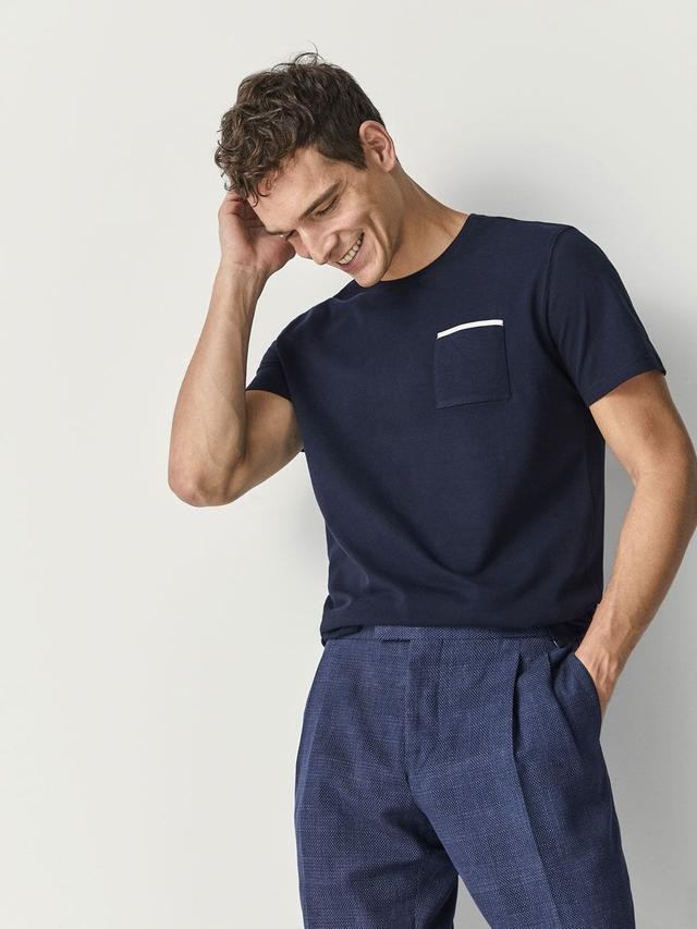 藏蓝色t恤穿搭（今夏超火的藏蓝色T恤）(6)