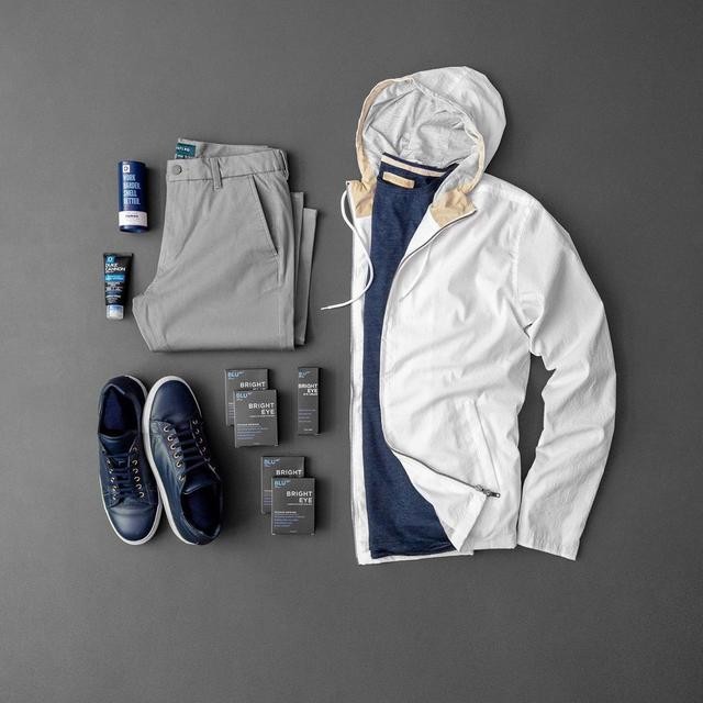 藏蓝色t恤穿搭（今夏超火的藏蓝色T恤）(8)