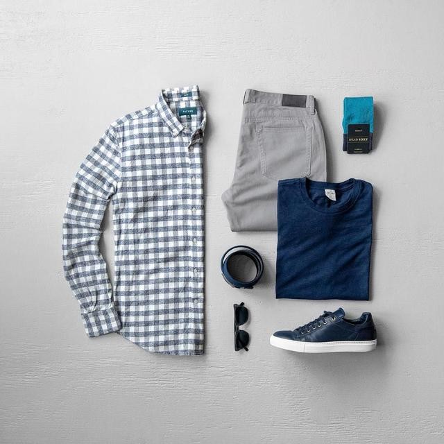 藏蓝色t恤穿搭（今夏超火的藏蓝色T恤）(7)