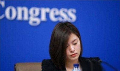​她是外交部冷艳翻译官，人称“冰美人”，不苟言笑神似赵薇