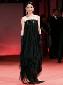 ​李大齐最懂周迅的美，给她设计的红毯造型套套经典，又美又有灵气