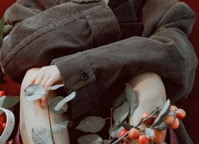 女生搂着我跳舞，是什么