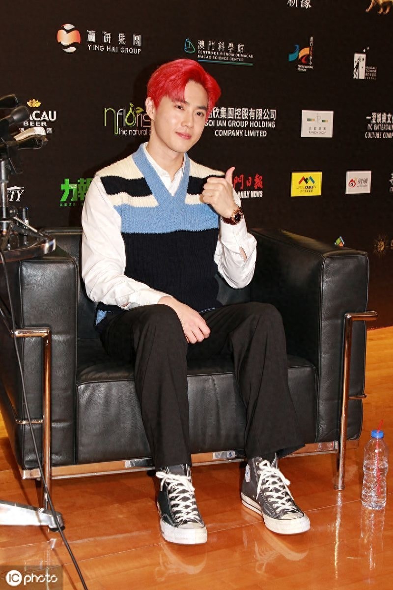 夺人眼！金俊勉简约穿搭青春减龄，新发型酷帅有型