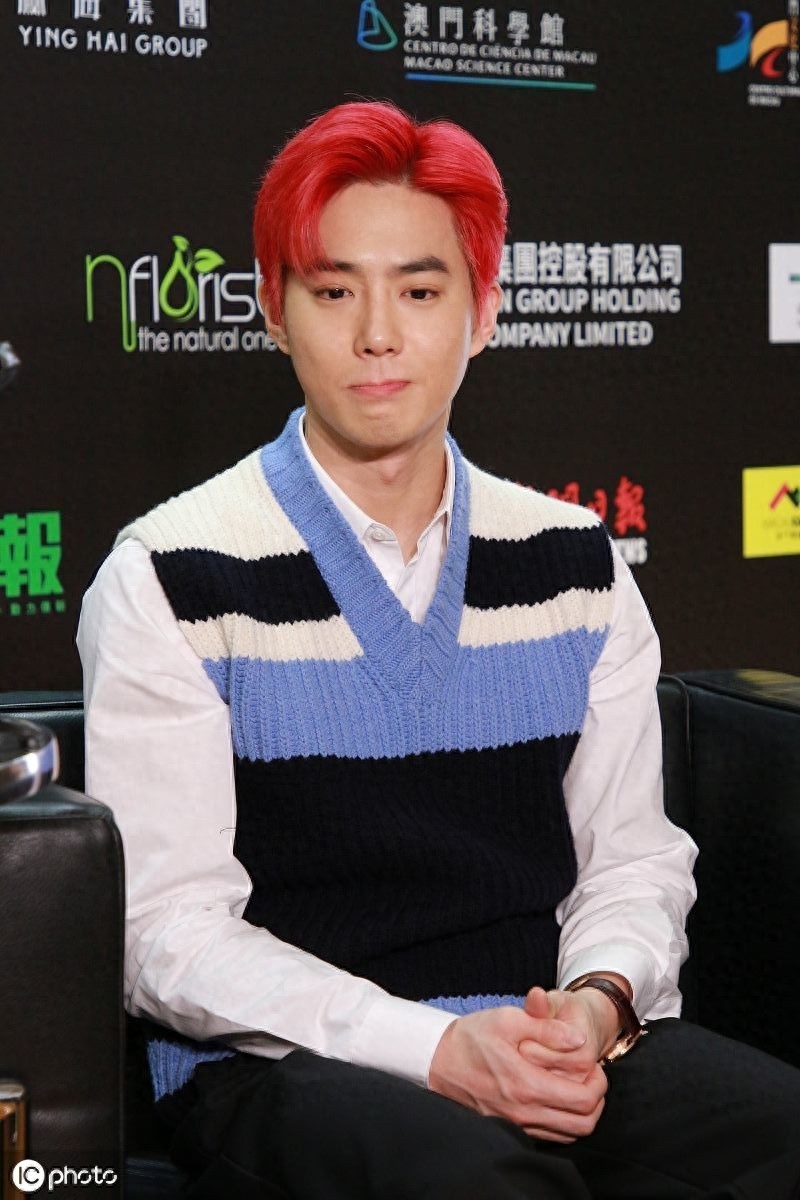 夺人眼！金俊勉简约穿搭青春减龄，新发型酷帅有型