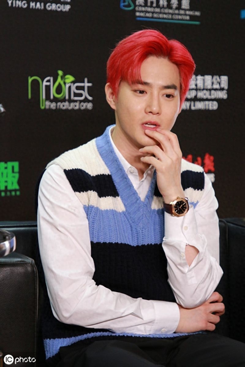 夺人眼！金俊勉简约穿搭青春减龄，新发型酷帅有型