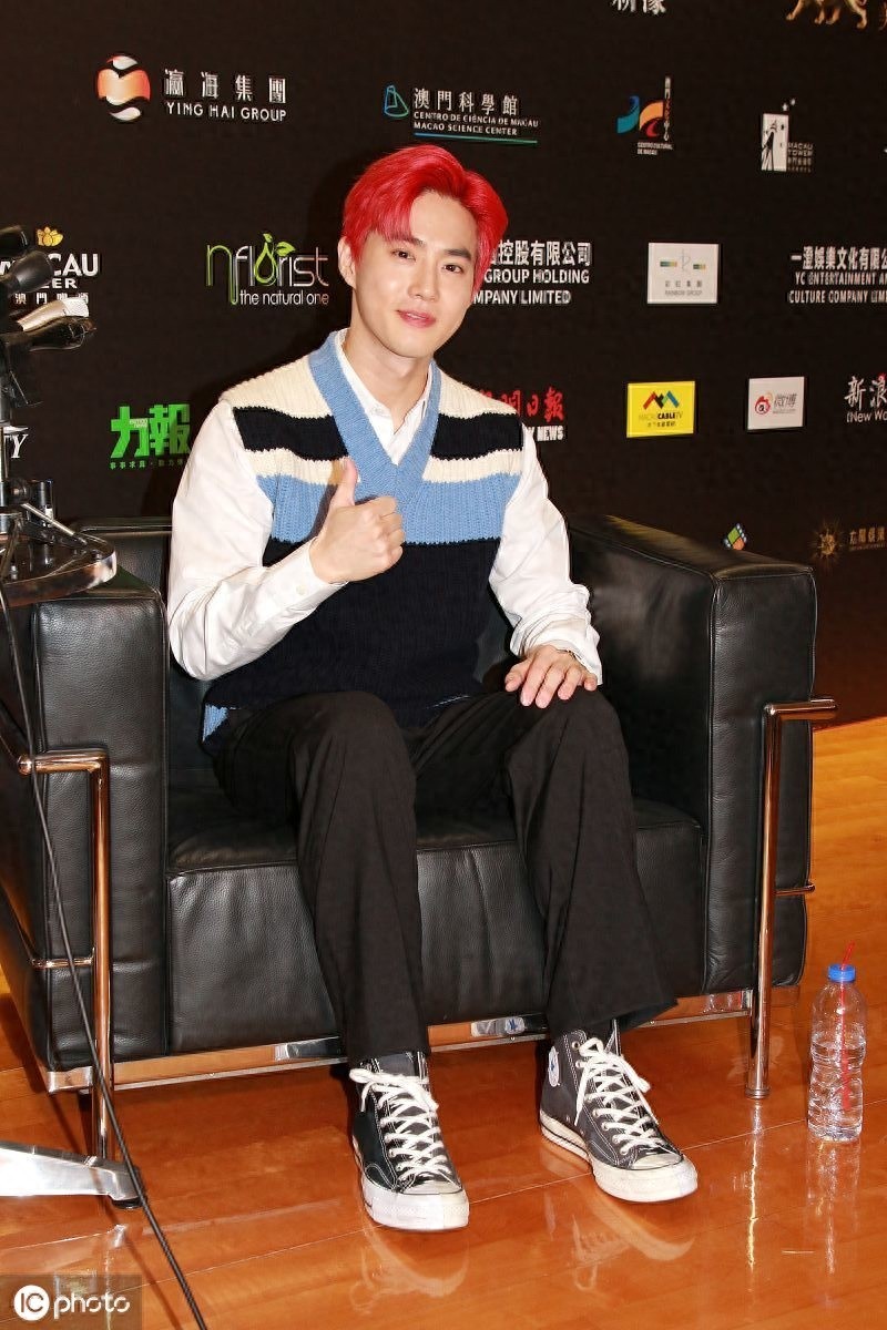 夺人眼！金俊勉简约穿搭青春减龄，新发型酷帅有型