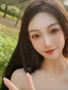 ​都美竹家境殷实，父母