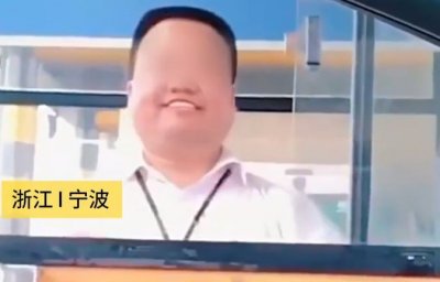 ​收费员＂职业假笑＂走