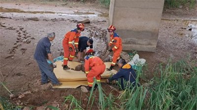 ​7旬老人深陷淤泥无法脱