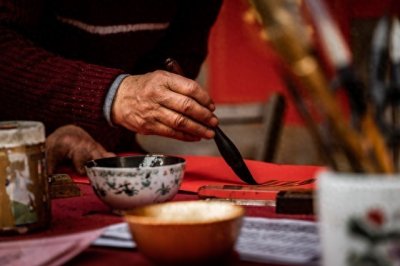 ​贴对联和福字是春节传统习俗中的重要部分