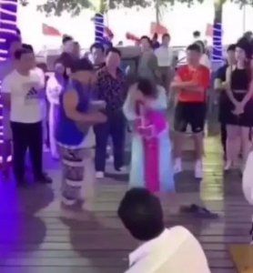 ​“三亚格格”街头与人