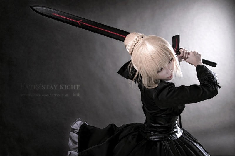 没有呆毛也很美 黑Saber精美COS赏