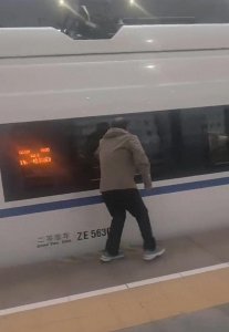 ​男子疑下车抽烟错过高