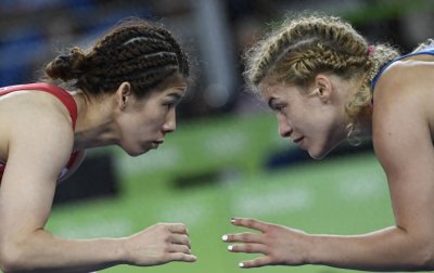 ​摔跤吧，姑娘！美国中学女生摔跤热潮兴起