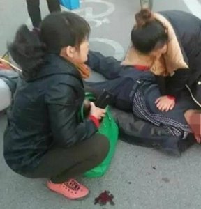 ​男子昏迷吐血，最美姑