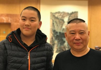 ​他7岁就拜师郭德纲，跟