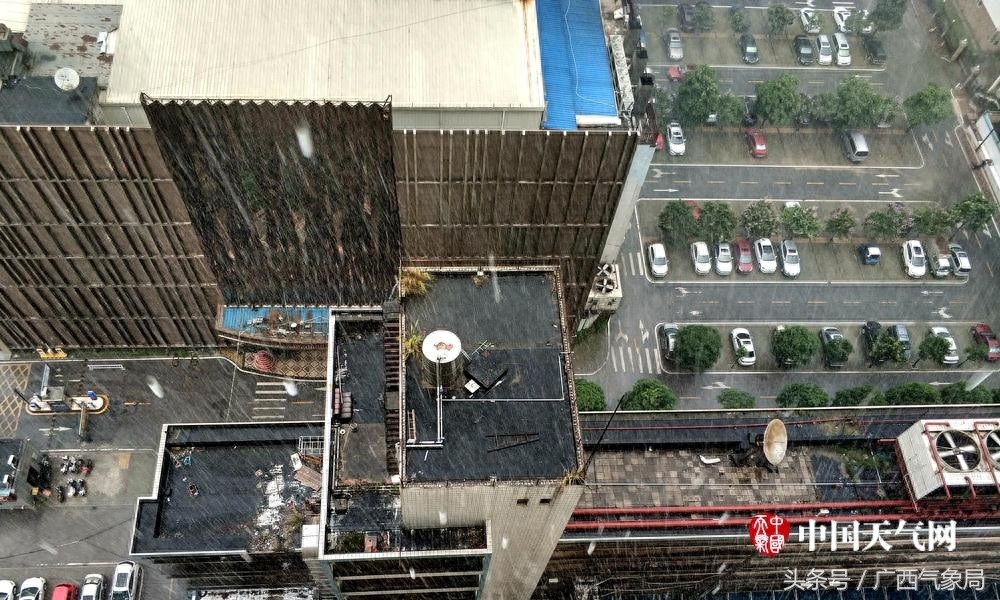 南宁：蓝天白云晴空万里突然下暴雨