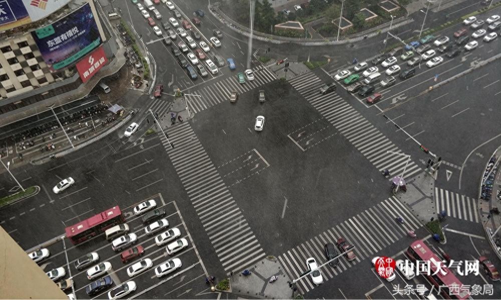 南宁：蓝天白云晴空万里突然下暴雨