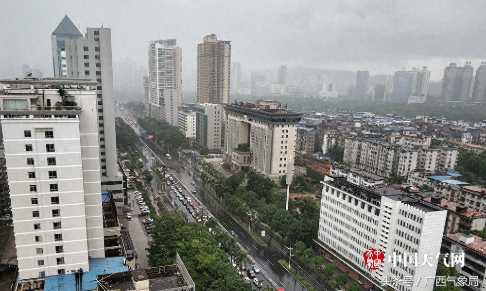 南宁：蓝天白云晴空万里突然下暴雨
