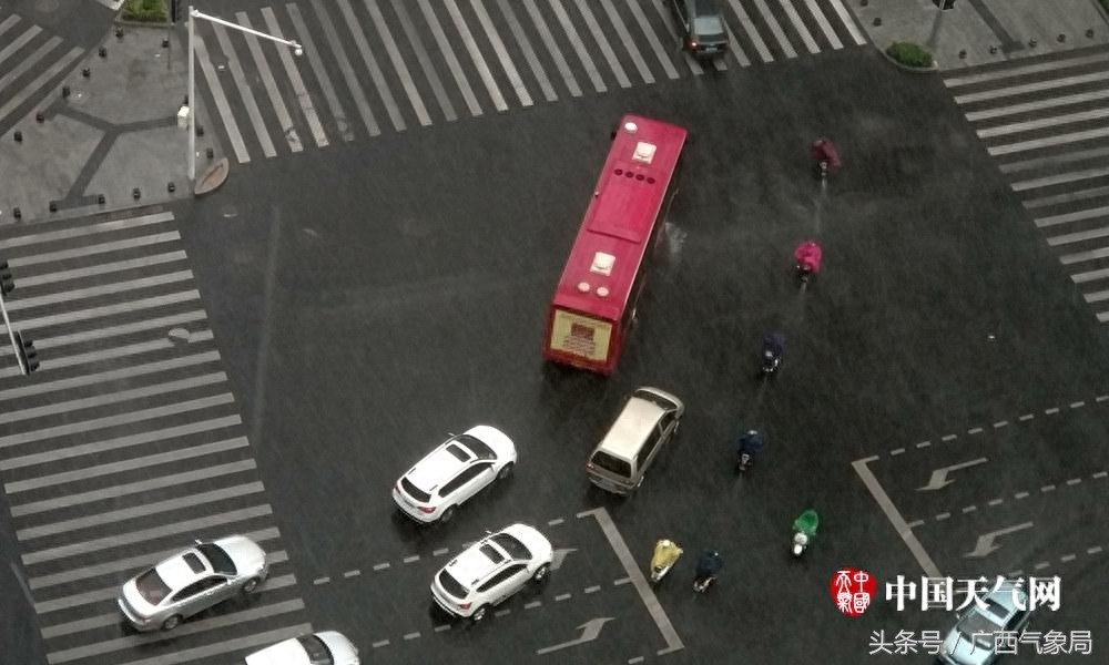 南宁：蓝天白云晴空万里突然下暴雨