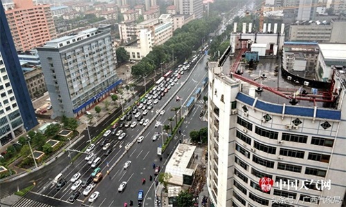 南宁：蓝天白云晴空万里突然下暴雨