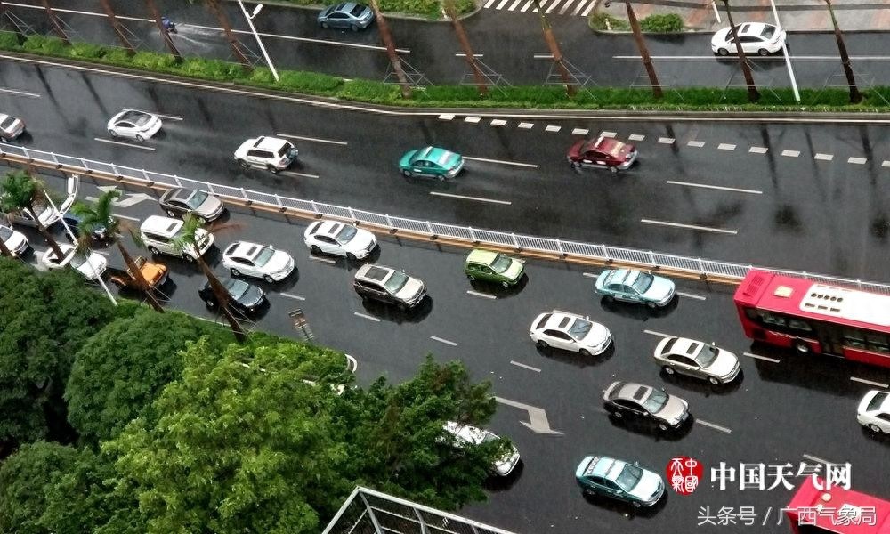 南宁：蓝天白云晴空万里突然下暴雨