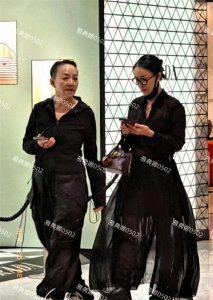 ​64岁宋丹丹素颜逛街！和