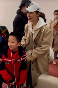 ​狂飙程程带娃罕露面儿