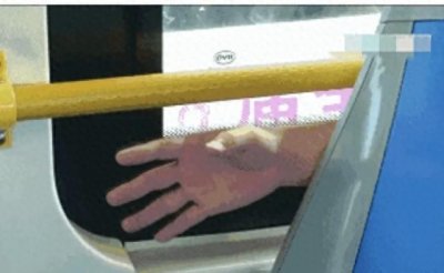 ​女子公交车上睡着，男