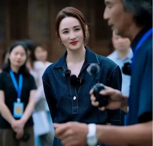 ​49岁“纯元”蒋勤勤大变样，留长发穿连体衣，时髦年轻宛若20岁