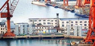 ​大连船厂现巨型导弹发