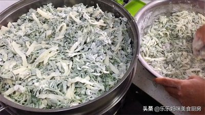 ​4月苜蓿正当季，搭配2个洋芋蒸着吃，好吃又营养，有家的味道