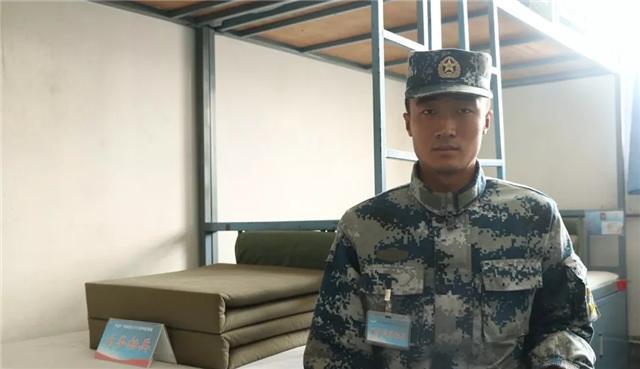 了不起！解放军连队新兵点验，在行李中发现执行重大任务纪念章