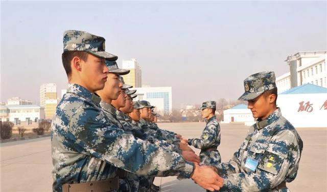 了不起！解放军连队新兵点验，在行李中发现执行重大任务纪念章