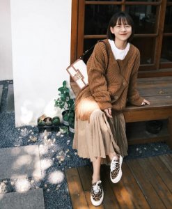 卡其色裤子最佳颜色搭配
