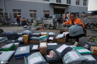​女快递员跪求原谅却被