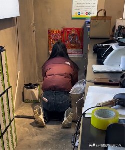 ​山东2名女子在店里拜财神，网友忍不住提醒：别磕了，那是挂历