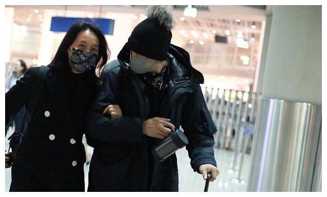 周一围与朱丹牵手同框,两人十指紧扣力证恩爱,网友:这是摆拍