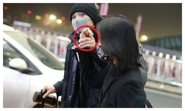 周一围与朱丹牵手同框,两人十指紧扣力证恩爱,网友:这是摆拍